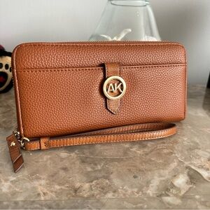 NWOT Anne Klein Ronde AK Zip Around Portemonnee, Zadel, Zadel, One Size